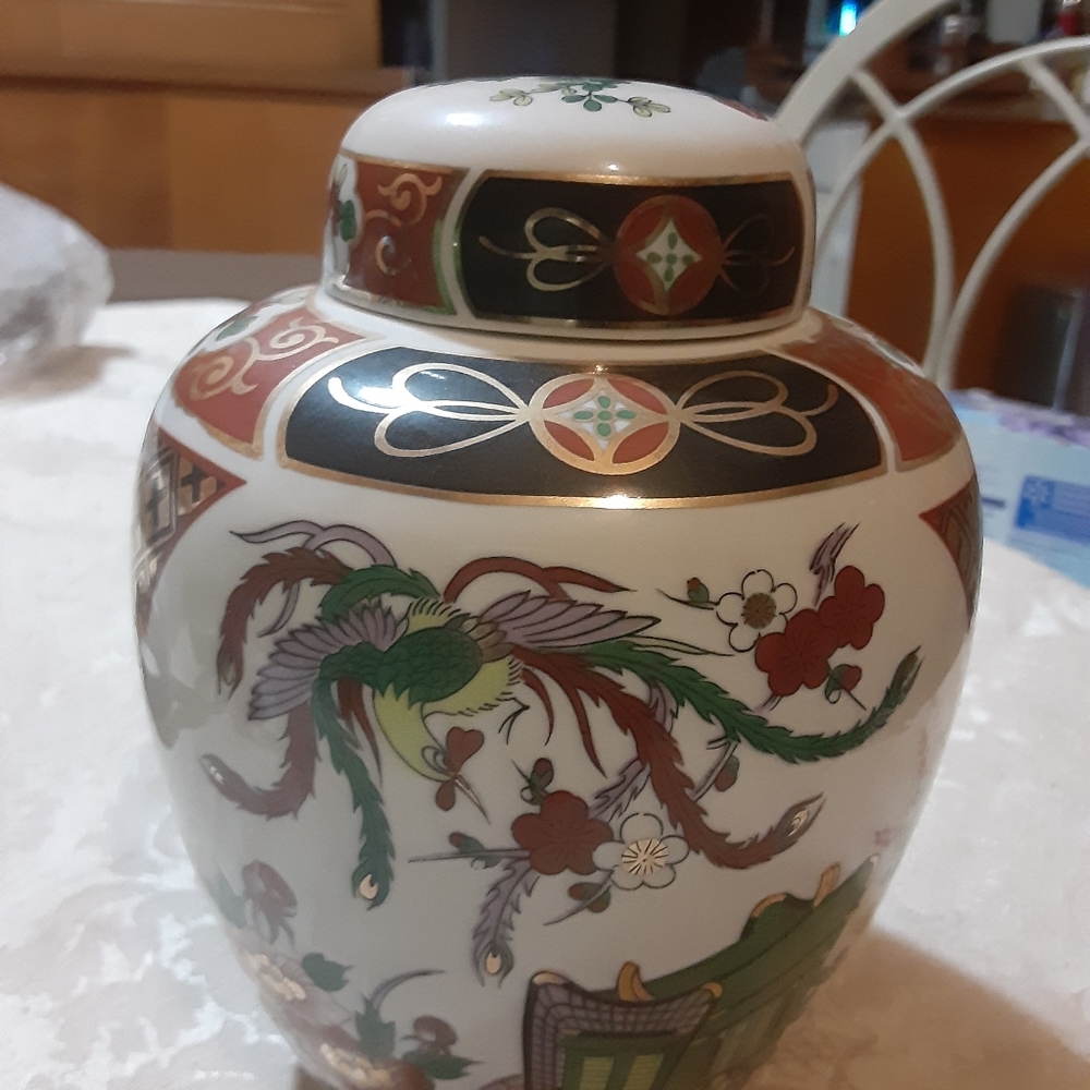 Vintage Japanese Vase Imari Style Vase with lid,  no chips or cracks in excellen